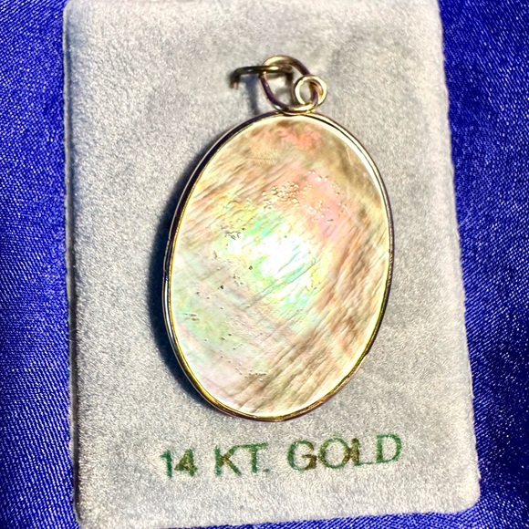 SALE! 14k Gold and Mother of Pearl Cameo - Picture 4 of 5